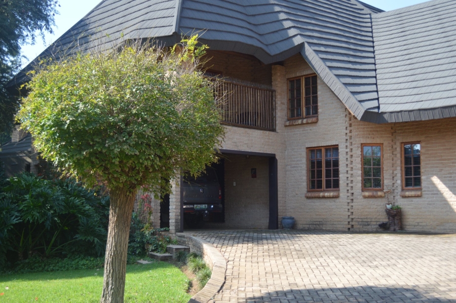 5 Bedroom Property for Sale in Wilkoppies North West